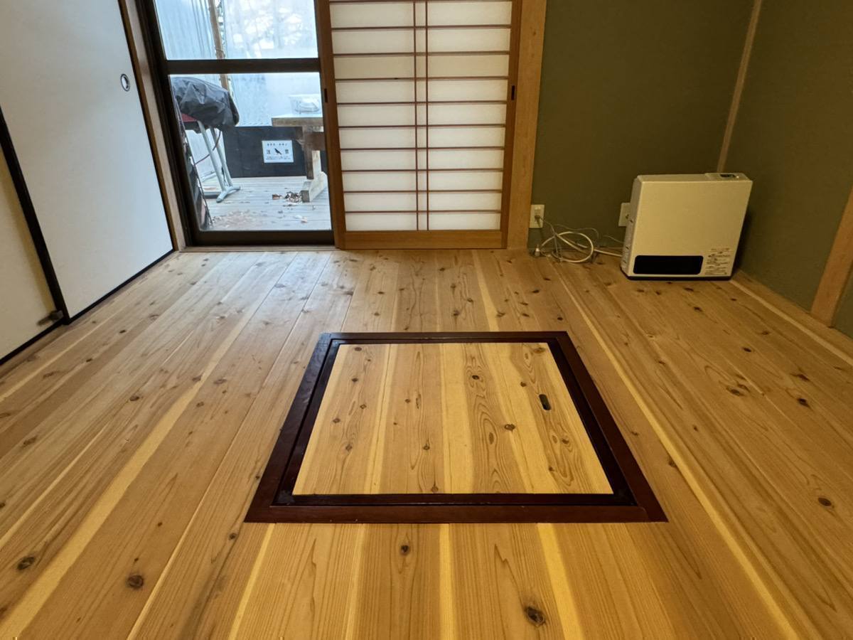 床に埋め込まれた掘りごたつの床板