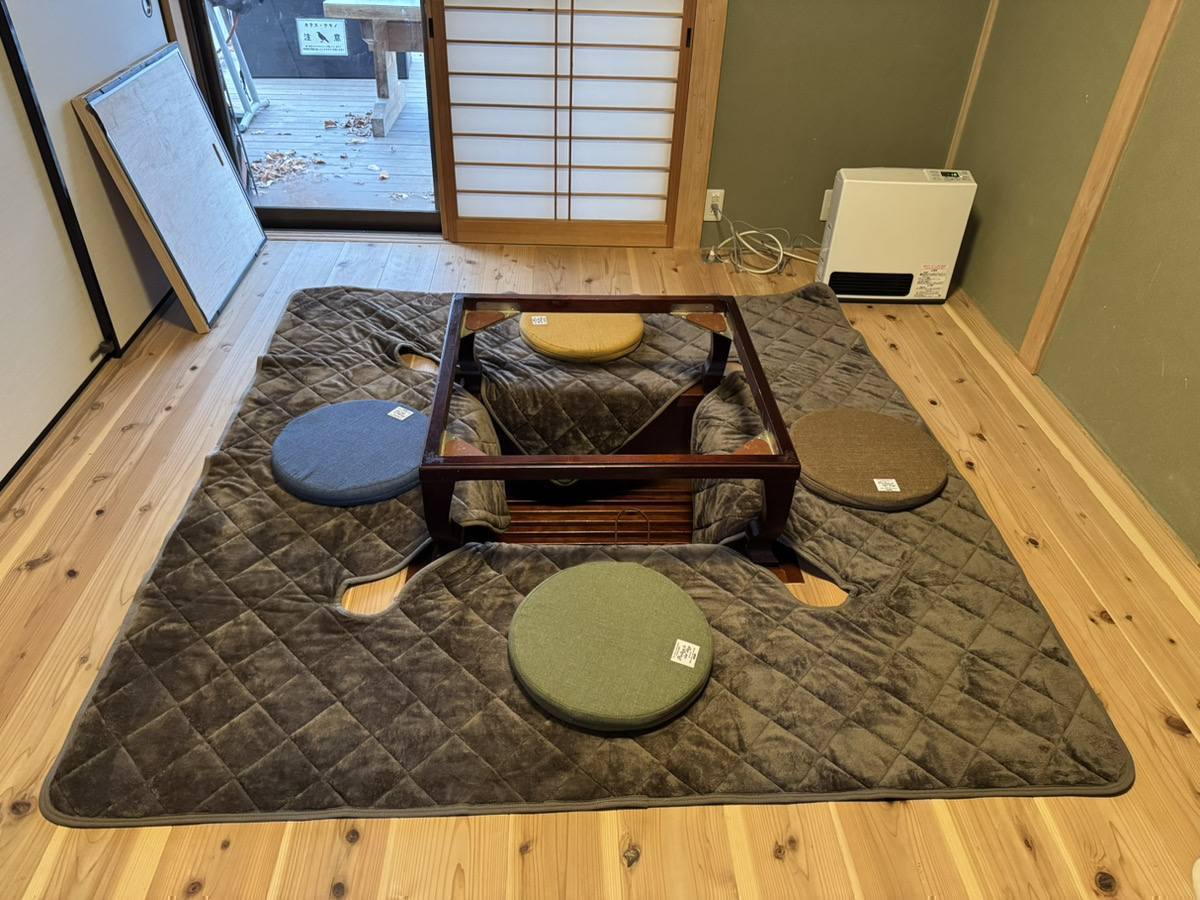 敷布団と座布団を敷いた掘りごたつ